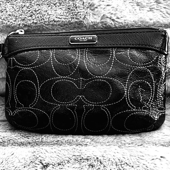 COACH Black Patent Sig C Wristlet - Picture 1 of 6